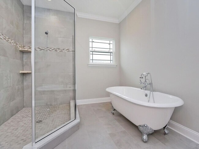 Foto del edificio - 4 Bedroom 3.5 bath Beauty in Just a Short Stroll to Jax Beach - Garage, Lawncare Included & Fence...