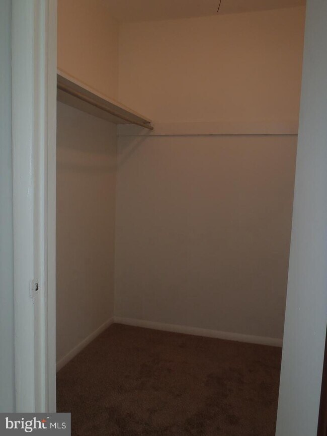 Foto del edificio - 302 River Rd