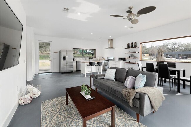 Foto del edificio - 7001 Ranch Rd 2222