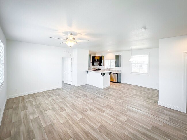 Building Photo - ~RARE FIND~ 55+ 3 BEDROOM HOME IN THE EXCL...