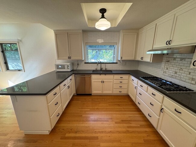 Building Photo - Beautifully Renovated 3BR/2.5BA Home in Co...