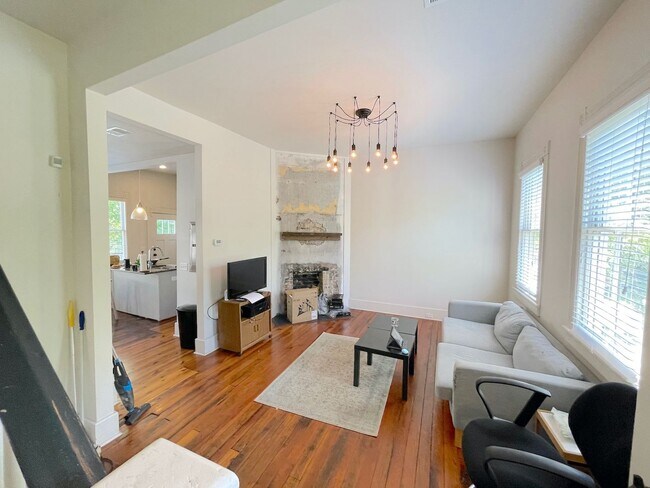 Foto del edificio - 2 BED | 2 BATH | PRIVATE PARKING | DIXON PARK