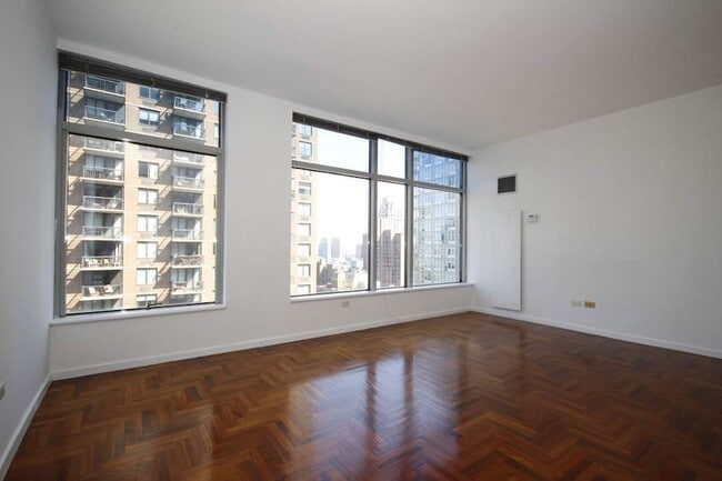 Building Photo - 250 E 54th St