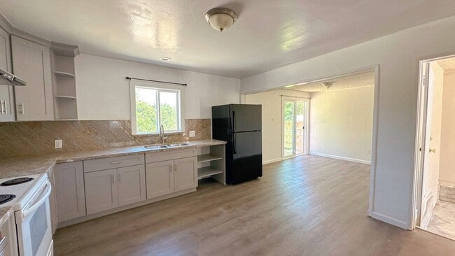 Building Photo - 215 Odessa Ave