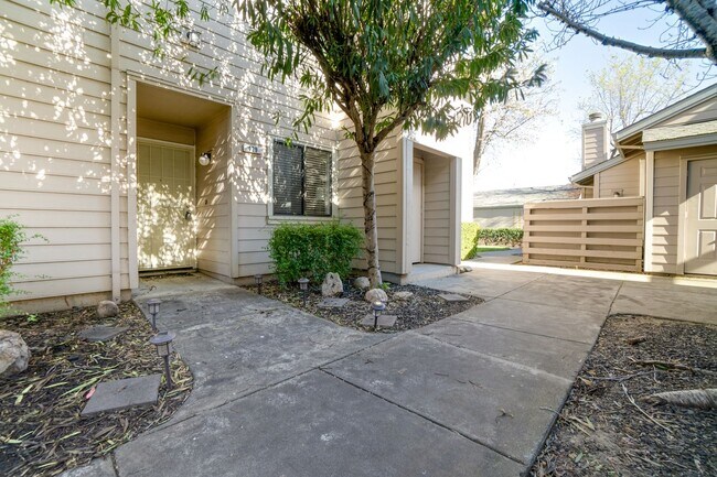 Building Photo - 2 Bedroom Condo For Rent