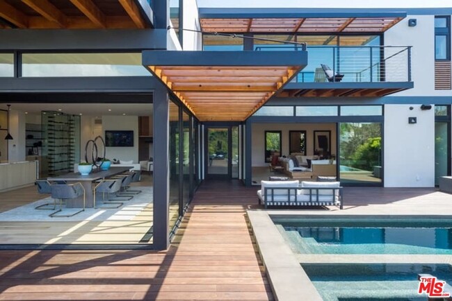 Foto del edificio - 541 Stassi Ln