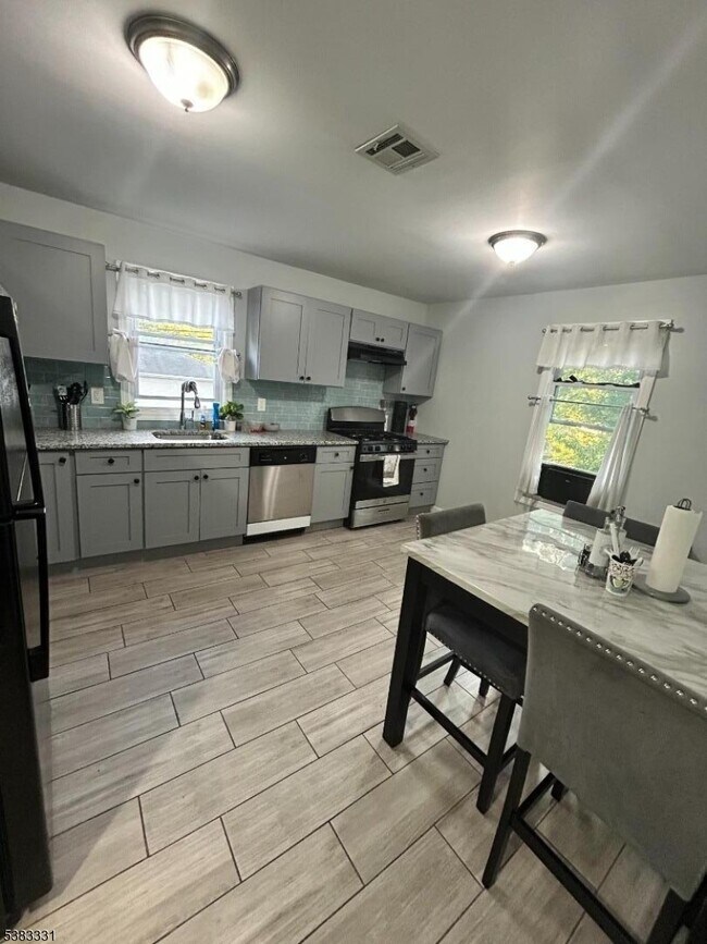 Building Photo - 95 S Munn Ave