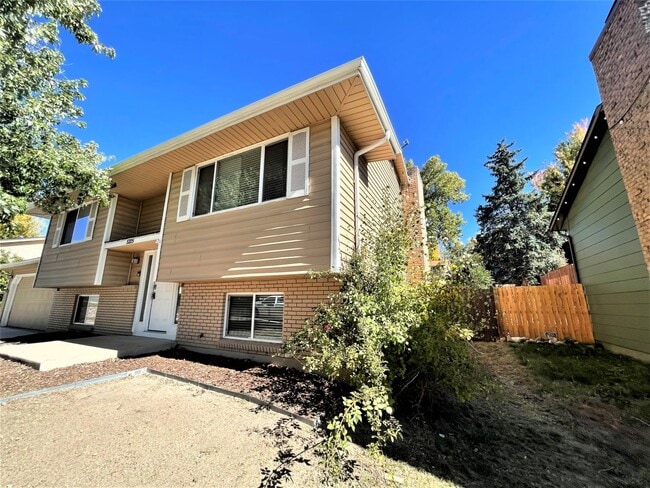 Building Photo - 5325 Villa Cir