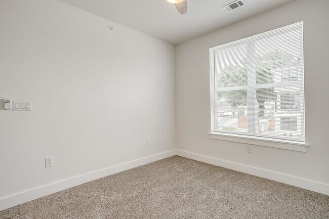 Foto del edificio - 3144 Forest Park Blvd