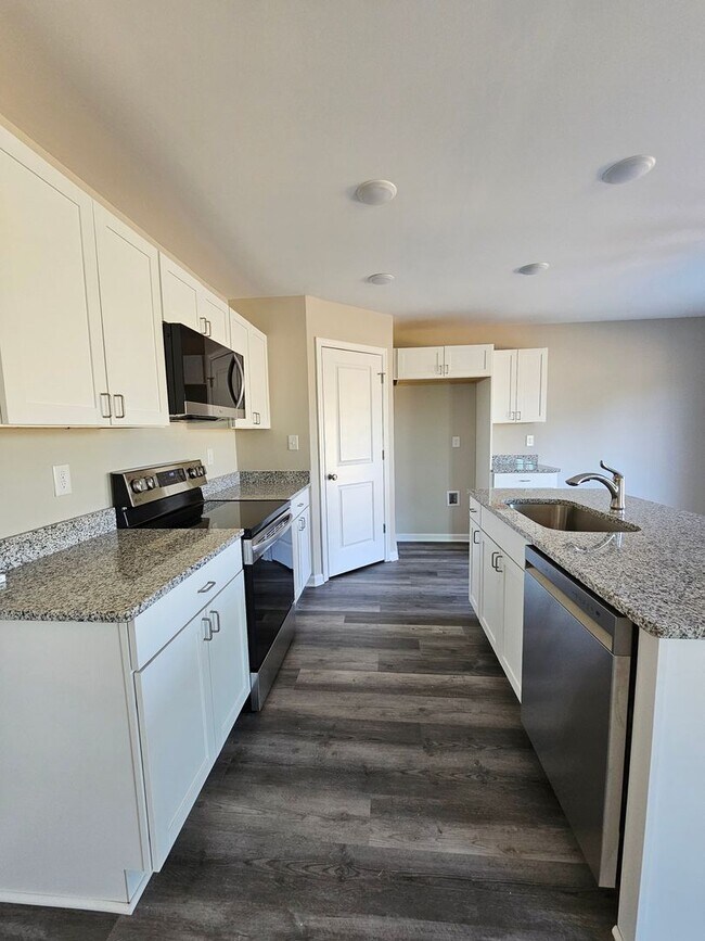 Foto del edificio - 4 Bedrooms! New Construction Intro Special!