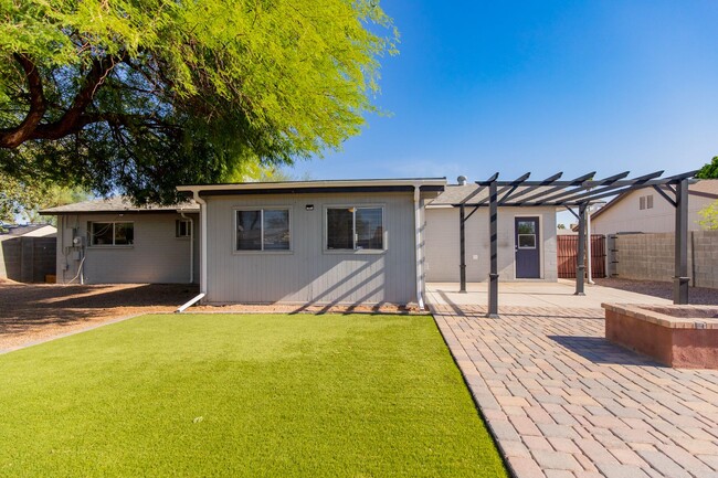 Building Photo - 4 bedroom/3 bath Tempe home with beautiful...