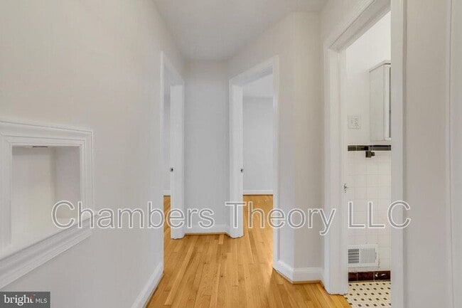 Building Photo - 530 N Nelson St