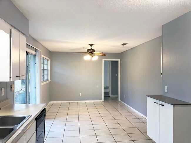 Foto del edificio - Lovely 3 Bedroom Home in Northwood - Fenced-in Yard