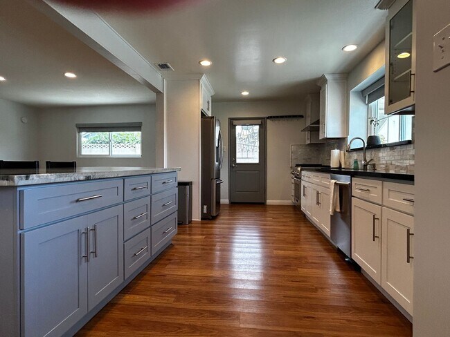 Foto del edificio - Beautifully Remodeled 3-Bedroom Home for Lease in a Highly Desirable Neighborhood