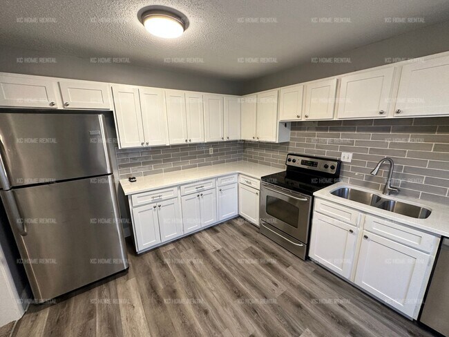 Building Photo - Cozy 3 bed 1.5 bath duplex in Blue Springs!