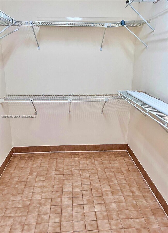 Foto del edificio - 8431 SW 28th St