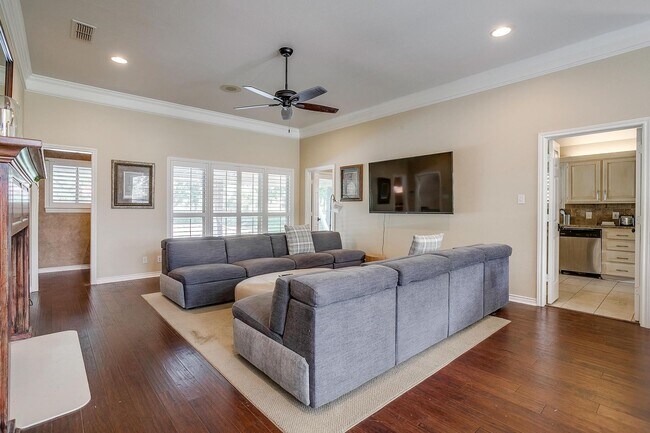 Building Photo - Bright & Modern 3 Bed, 2 Bath with a Pool ...