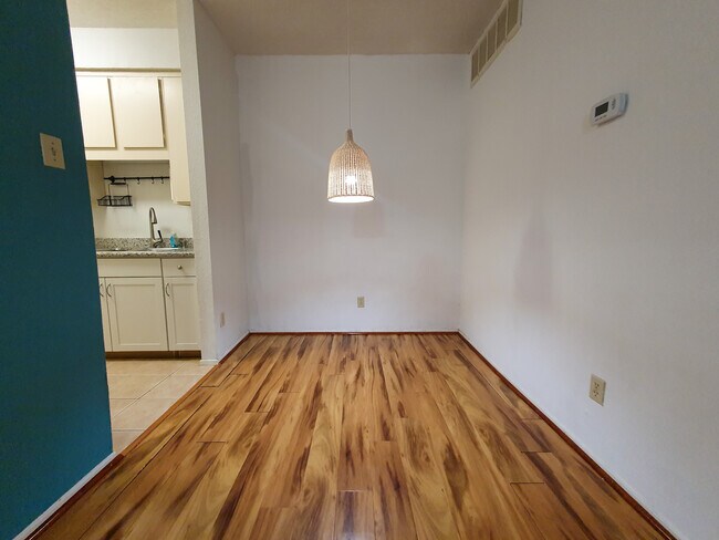 Dining area - 7900 N Stadium Dr