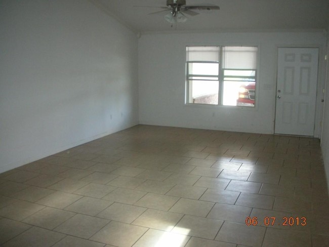 Living Room - Shady Heights Apartment Homes