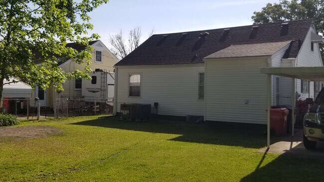 Building Photo - 214 Simpson Street