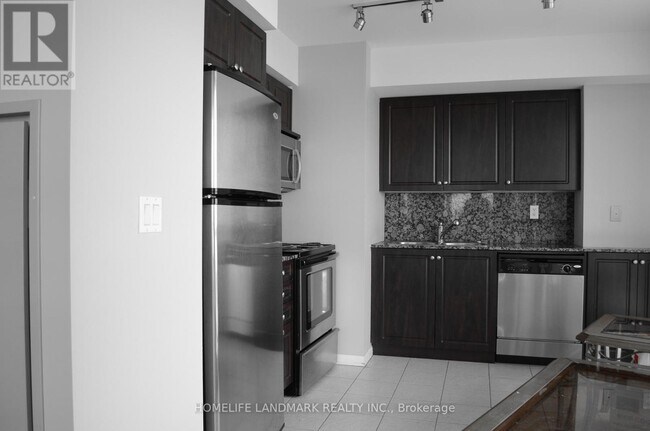 Building Photo - 215 Fort York Blvd