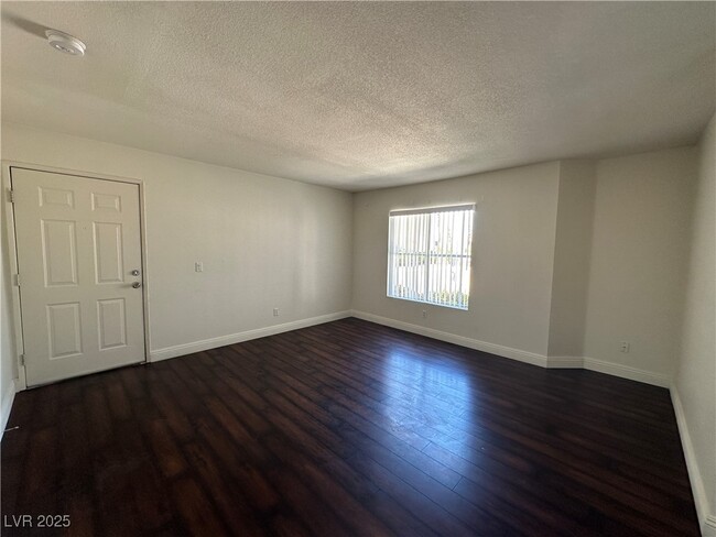 Foto del edificio - 6800 E Lake Mead Blvd