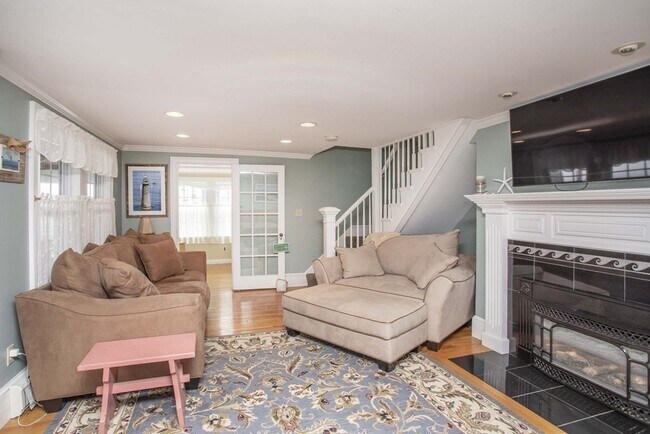 Building Photo - 63 Glades Rd