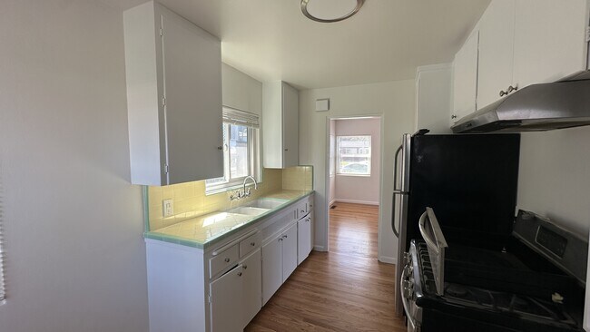 Foto del edificio - 4692 Newport Ave