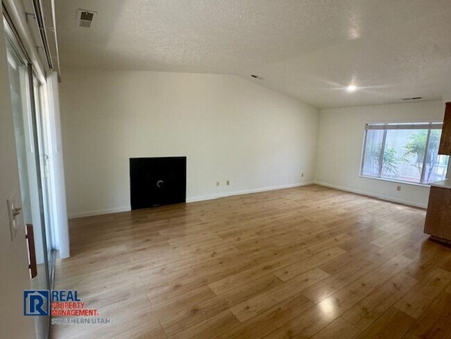 Foto del edificio - 280 N Sunflower Dr