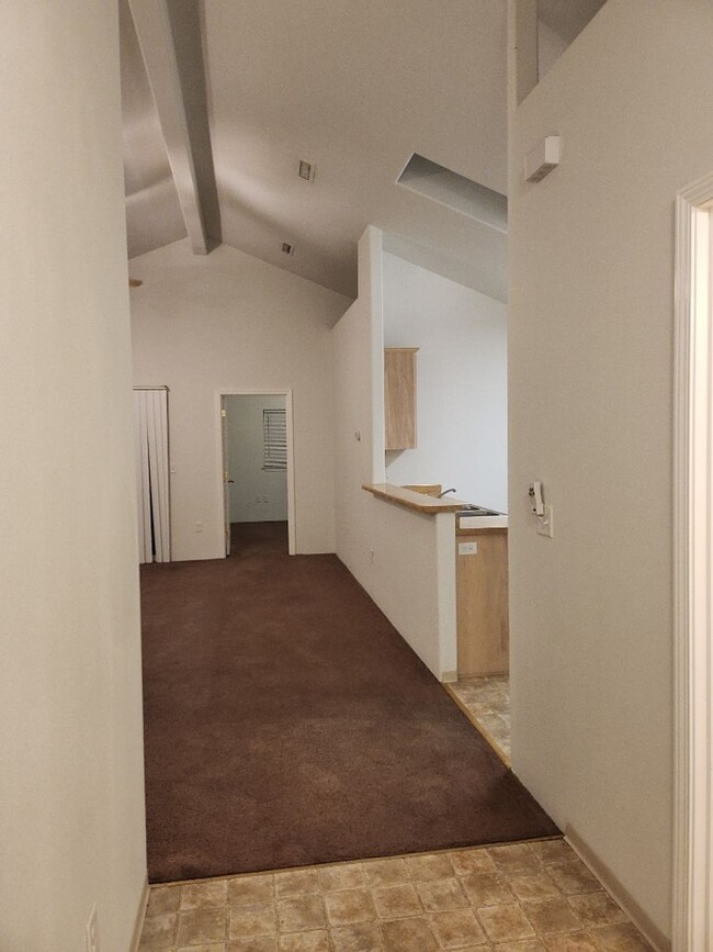 Building Photo - Super cute 2 bedroom, 2 bath Duplex in Cen...