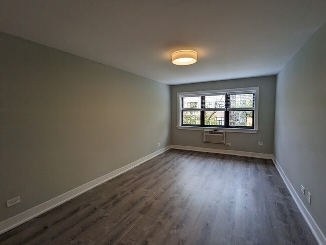 Building Photo - 445 W Barry Ave