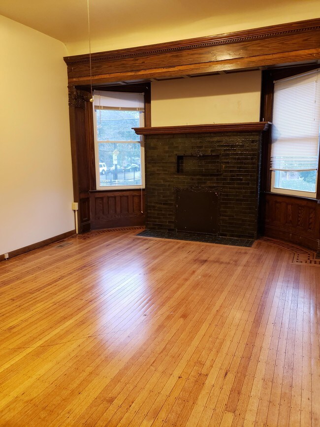 Building Photo - 307 S Graham St