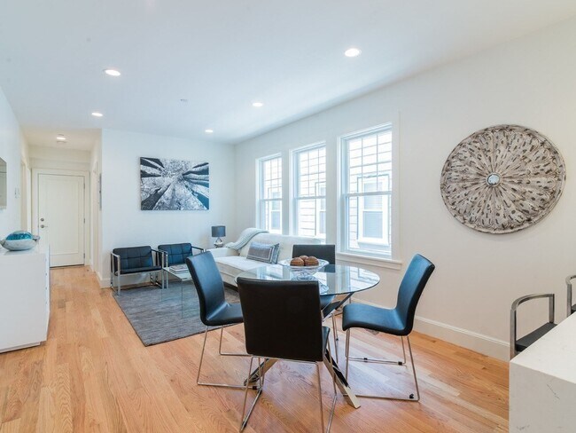 Building Photo - 17 Standish St