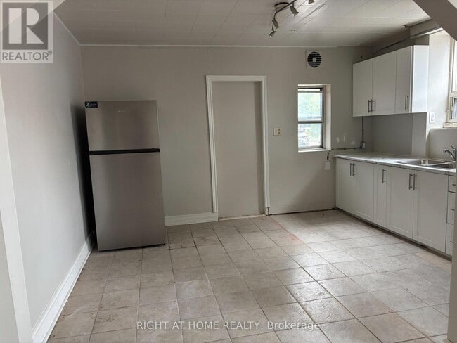 Building Photo - 503 Oakwood Ave