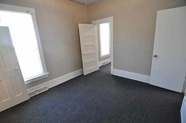 Foto del edificio - 5 Bedroom Home Available Now!