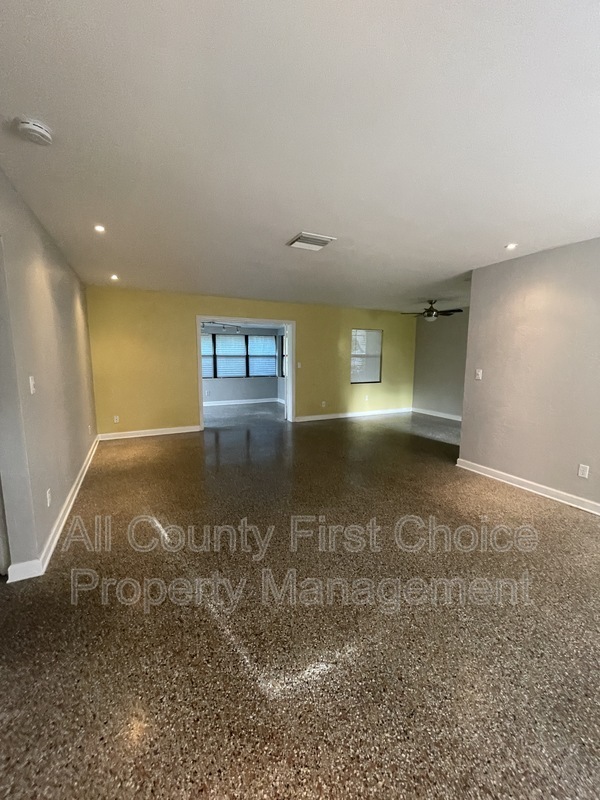 Building Photo - 2893 W Vina Del Mar Blvd