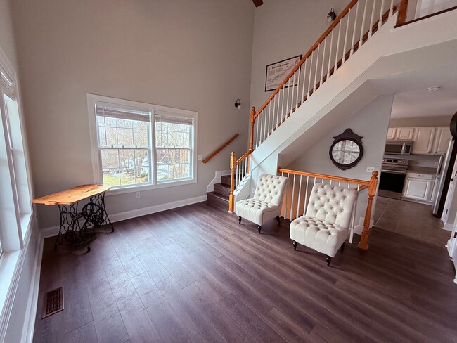 Building Photo - 3 Bedroom, 2 Bath End Unit Townhouse