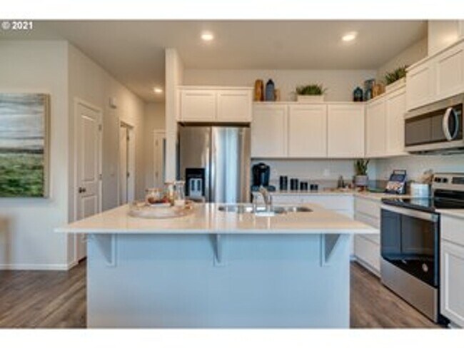 Foto del edificio - 3 Bed 2.5 Bath Home in Vancouver! Stainles...