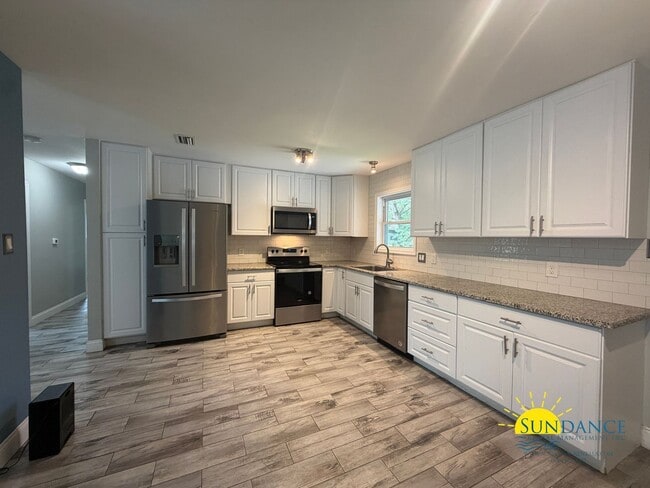 Building Photo - Great 3 Bedroom Home in Fort Walton Beach with Solar Panels-Near Hurlburt Field!