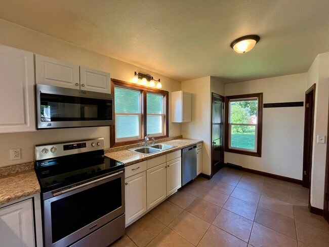 Building Photo - Large 3 Bed 2 Bath Single Family Home in M...