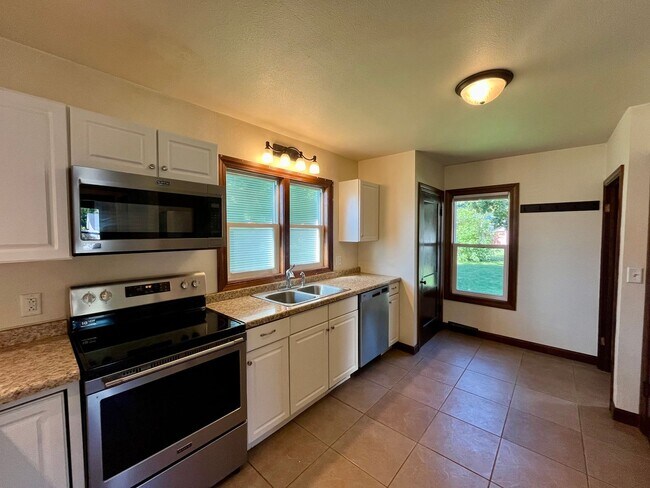 Foto del edificio - Large 3 Bed 2 Bath Single Family Home in M...