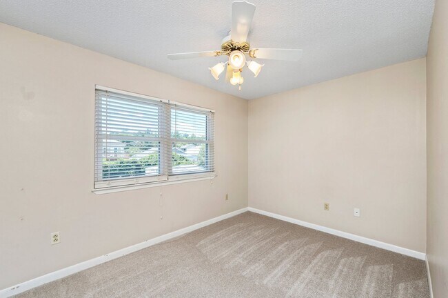 Foto del edificio - Waterfront Condo!