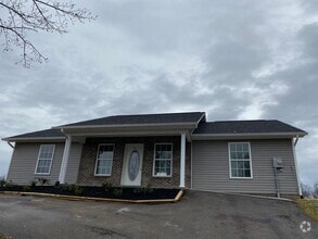 Building Photo - 906 Red Oak Ln