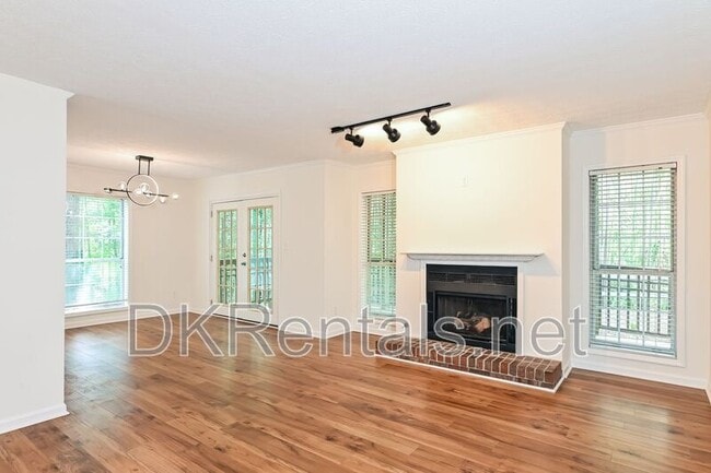 Photo - 201 Lenox Way NE House