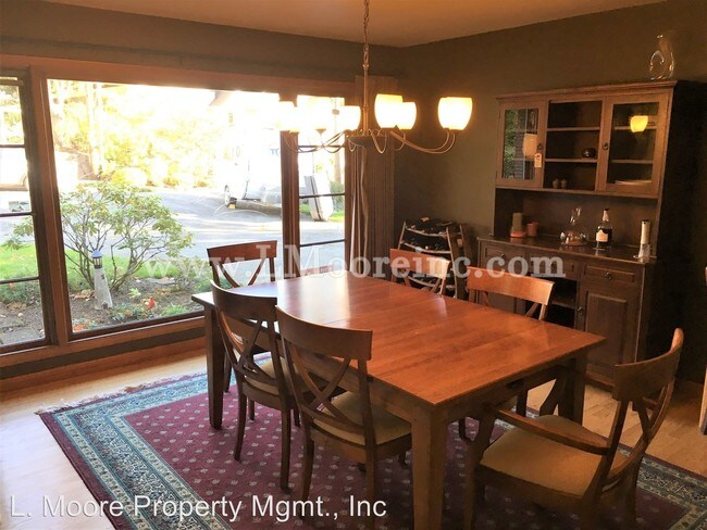 Building Photo - 5551 SW Menefee Dr