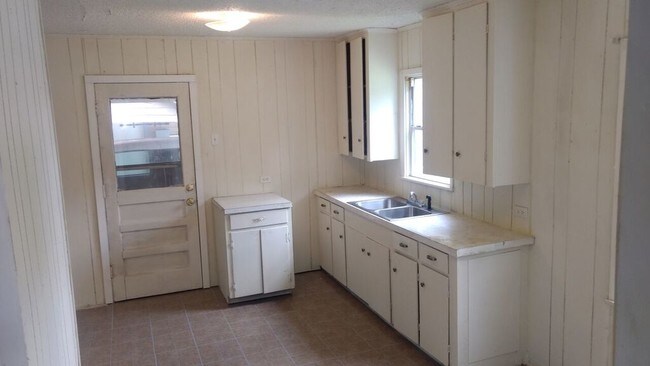 Building Photo - 607 Lazarre Ave