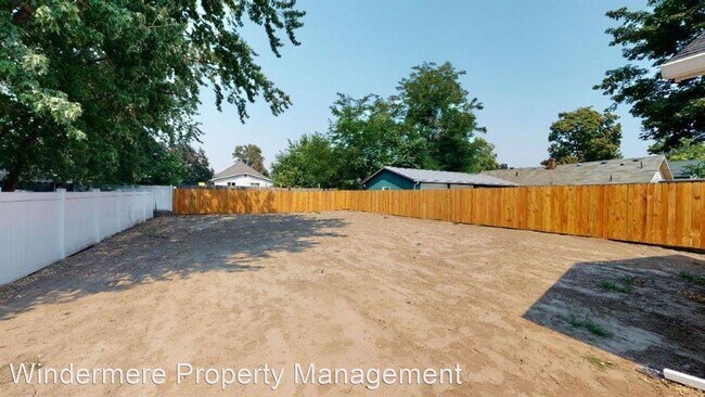 Foto del edificio - 4 br, 2 bath House - 122 W. Maple Street