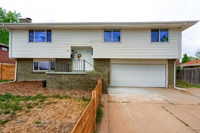 Foto del edificio - 4 BED 3 BATH HOUSE NEAR CREAK PARK!!!