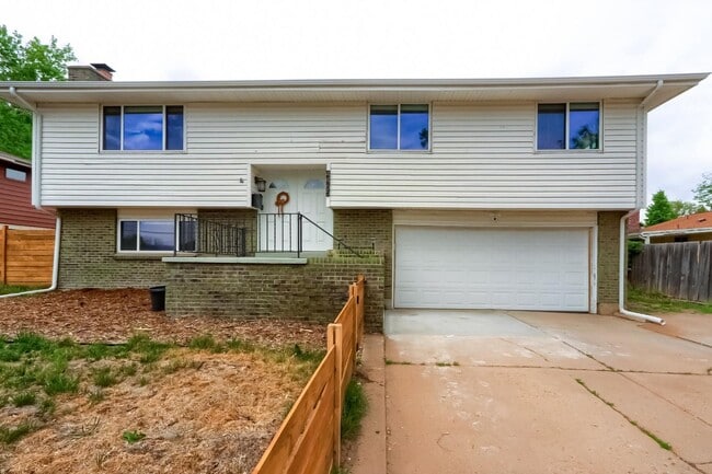 Building Photo - Beautiful 4-Bedroom, 3-Bathroom Home! Ever...