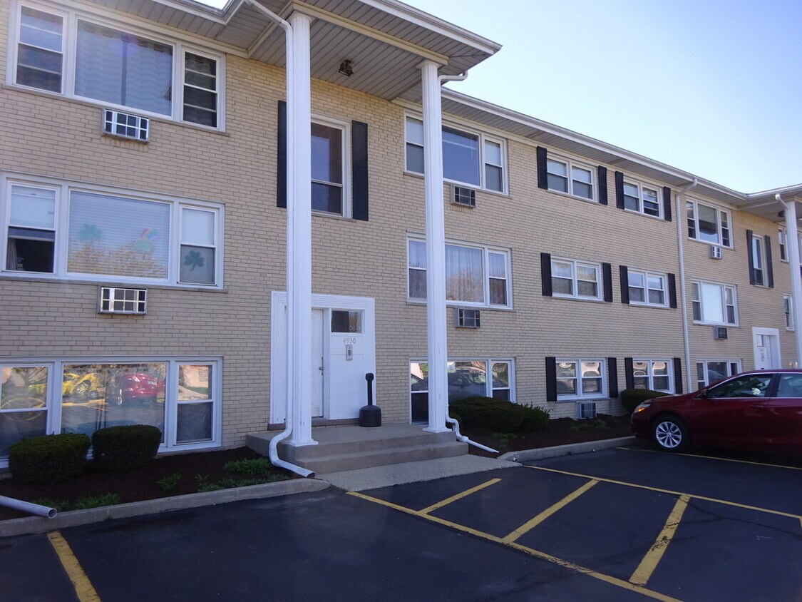 4930 N Leonard Dr Unit 1B, Harwood Heights, IL 60706 Condo for Rent